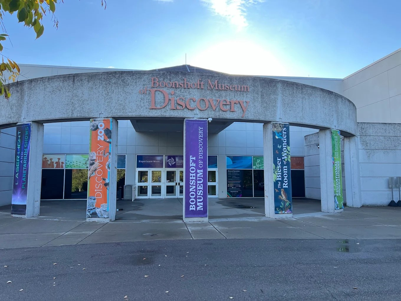 Boonshoft archway with five columns and text Boonshoft Discovery